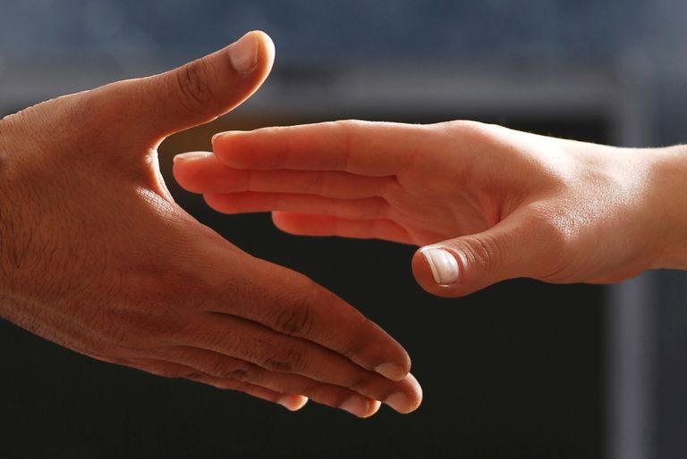Die Hand reichen
